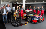 Das offizielle Gruppenbild von HAMMER SPORT und ABT Sportsline im Showroom